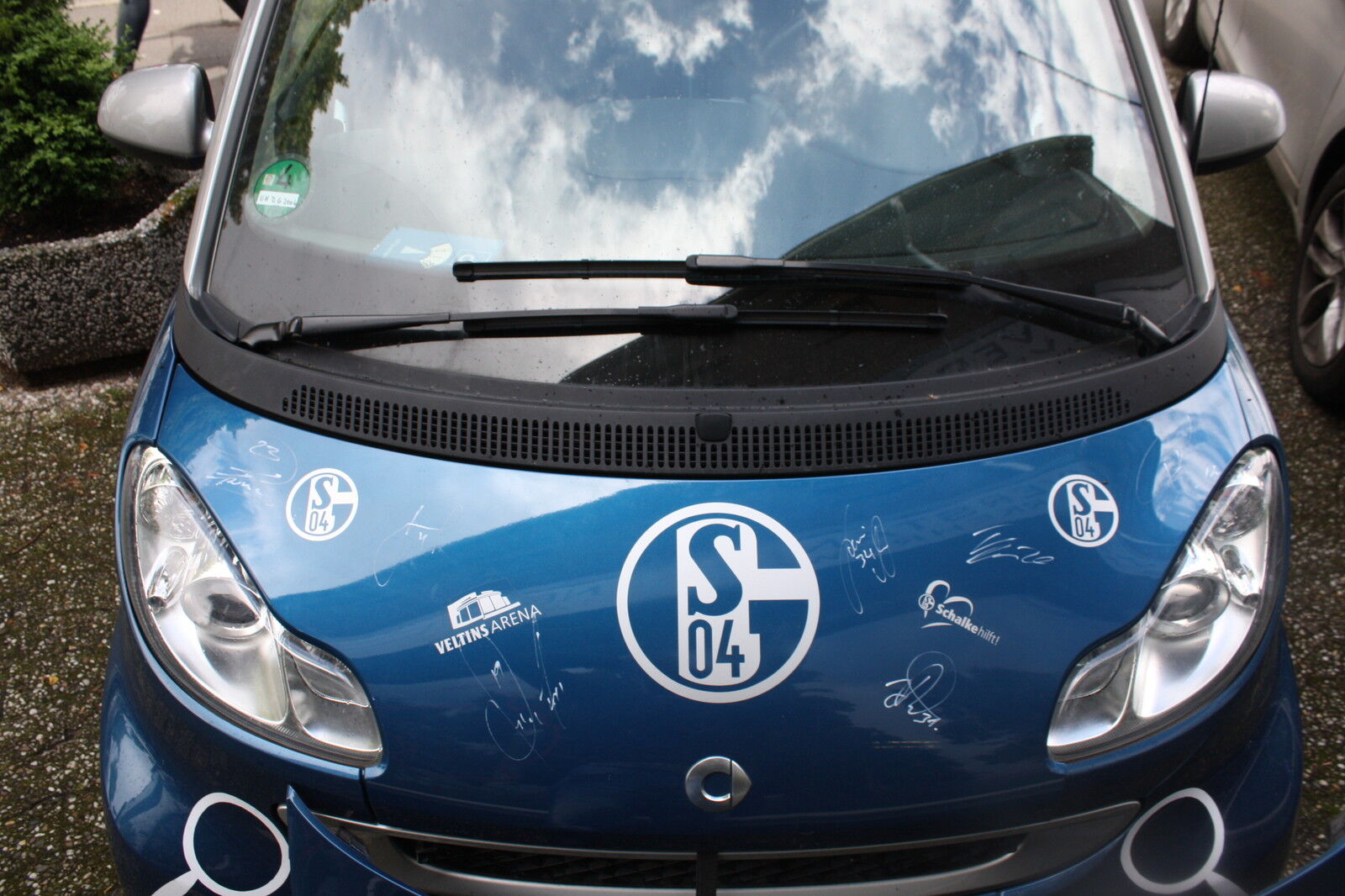 Motor hood for Smart 451 signed by Schalke players