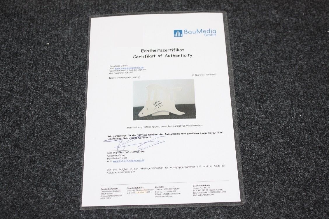 Guitar plate, Viktoria Brams signed, Marienhof, Hello Robbie, new, series, TV