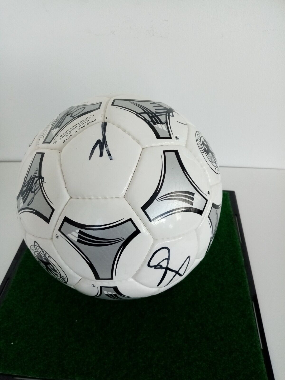 Football team signed World Cup 1998 in showcase dfb autograph adidas signature COA