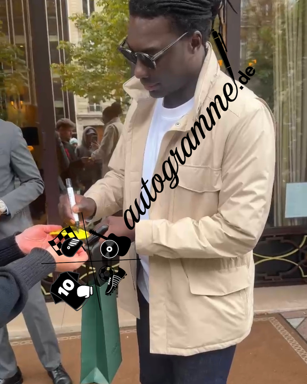 Kapitänsbinde Bafetimbi Gomis signiert im Rahmen Galatasaray COA