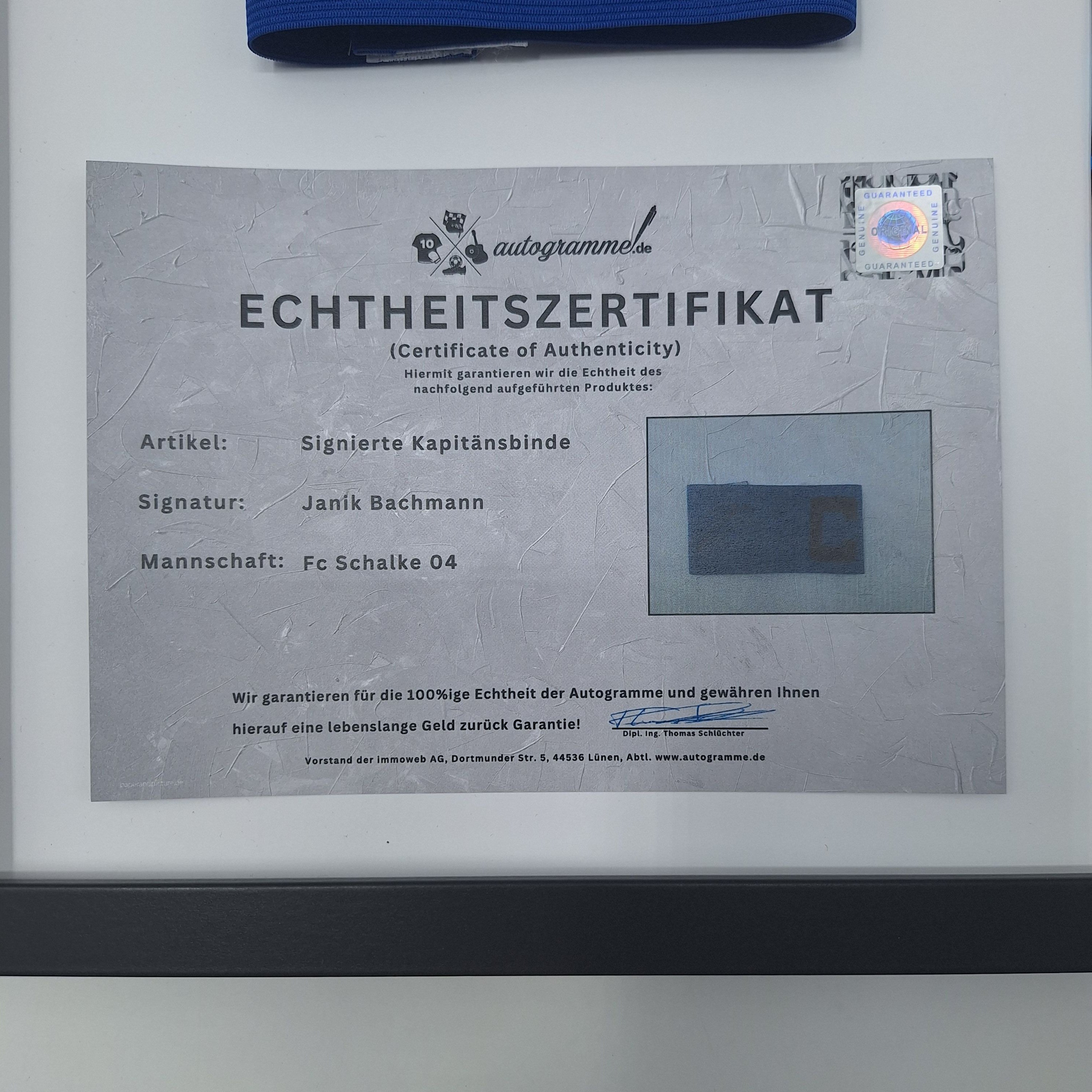 Kapitänsbinde Janik Bachmann signiert im Rahmen Schalke 04 COA blau