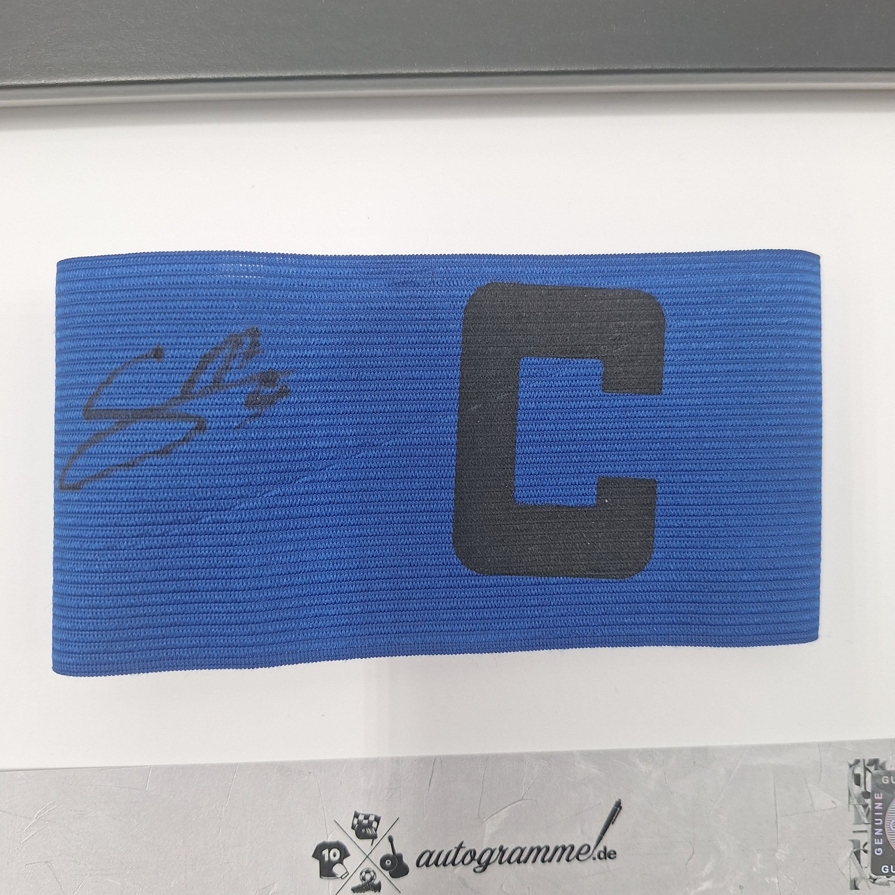 Kapitänsbinde Moussa Sylla signiert im Rahmen Schalke 04 COA blau