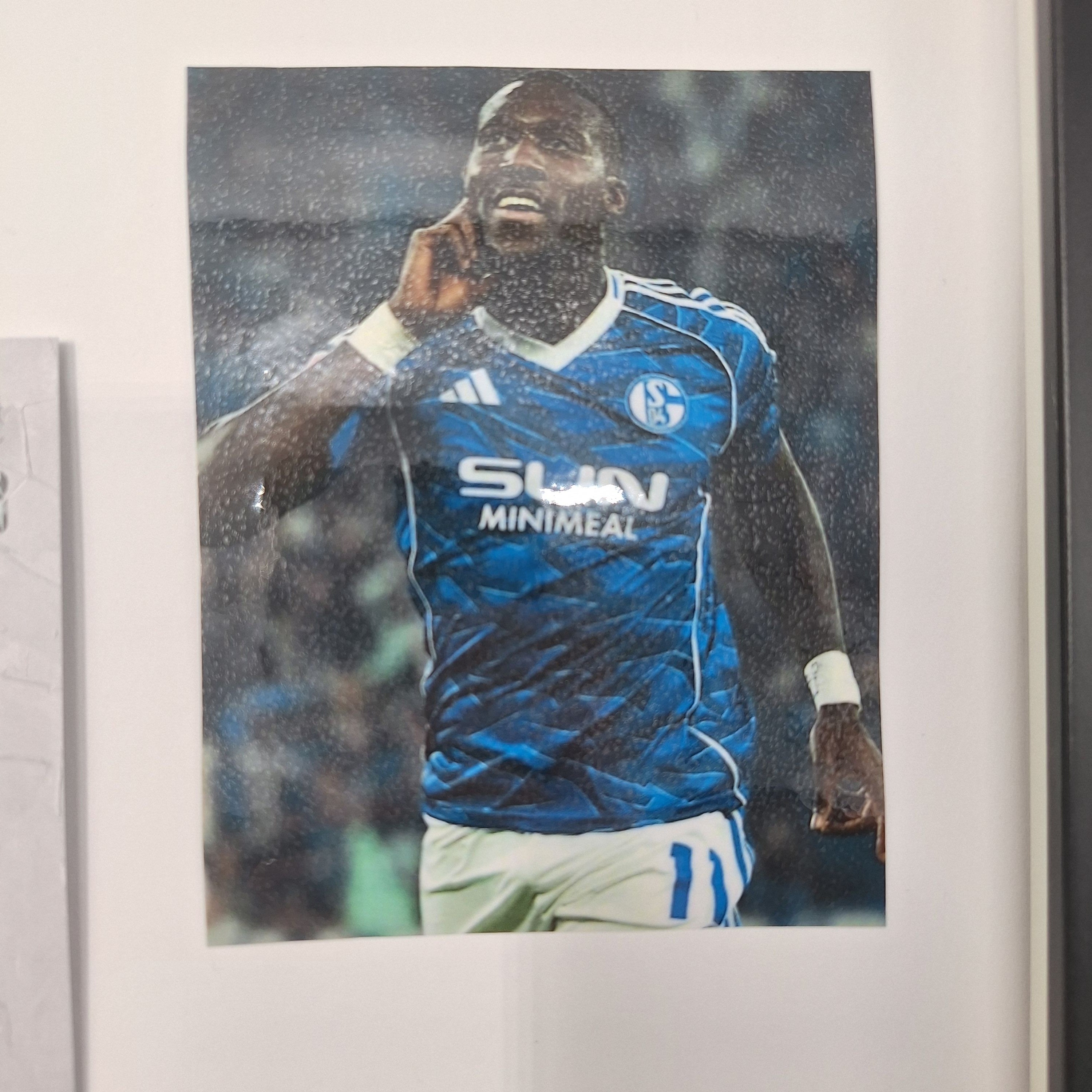 Kapitänsbinde Bryan Lasme signiert im Rahmen Schalke 04 COA grün
