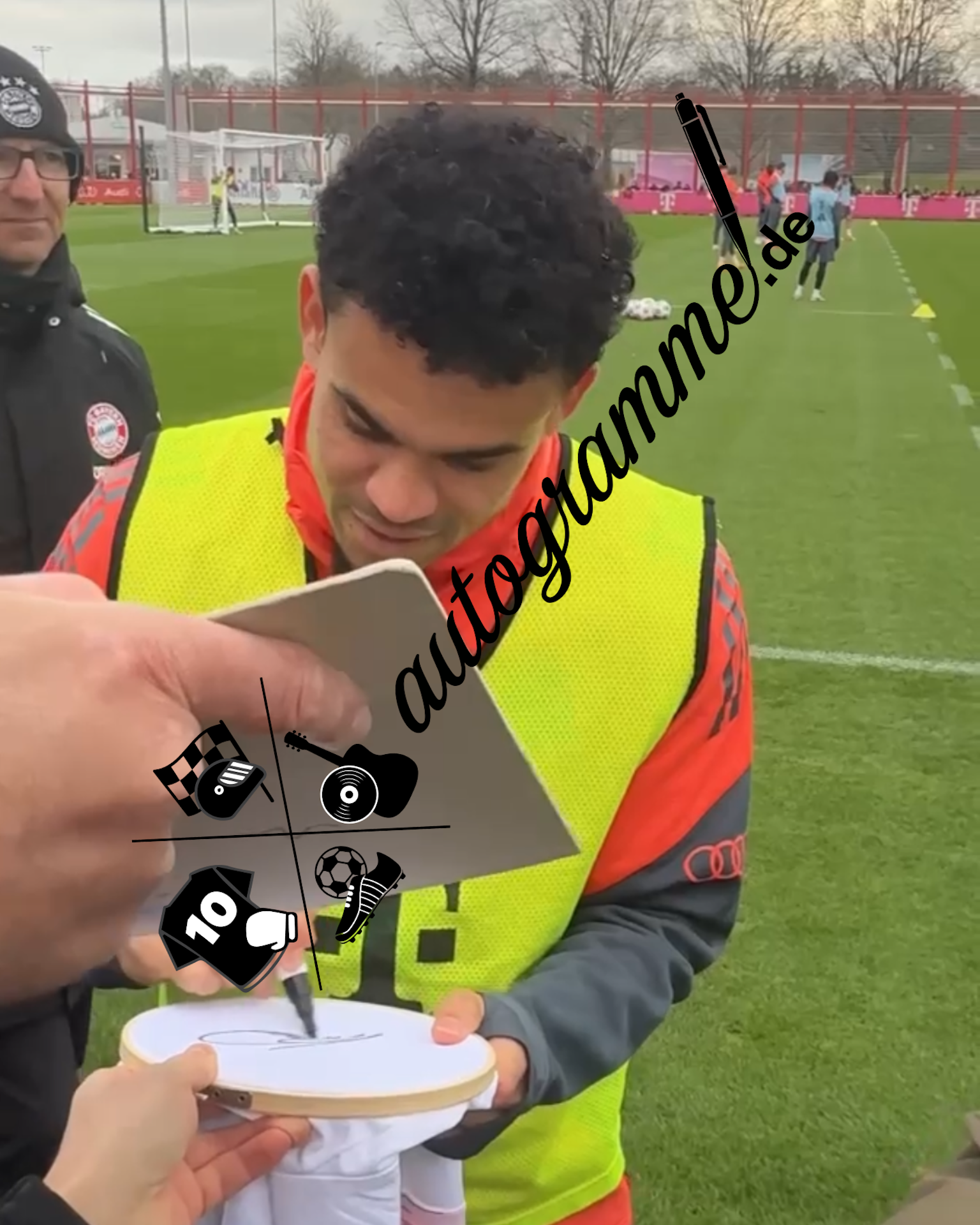 Bayern München Trikot Luis Diaz signiert Autogramm Adidas COA M