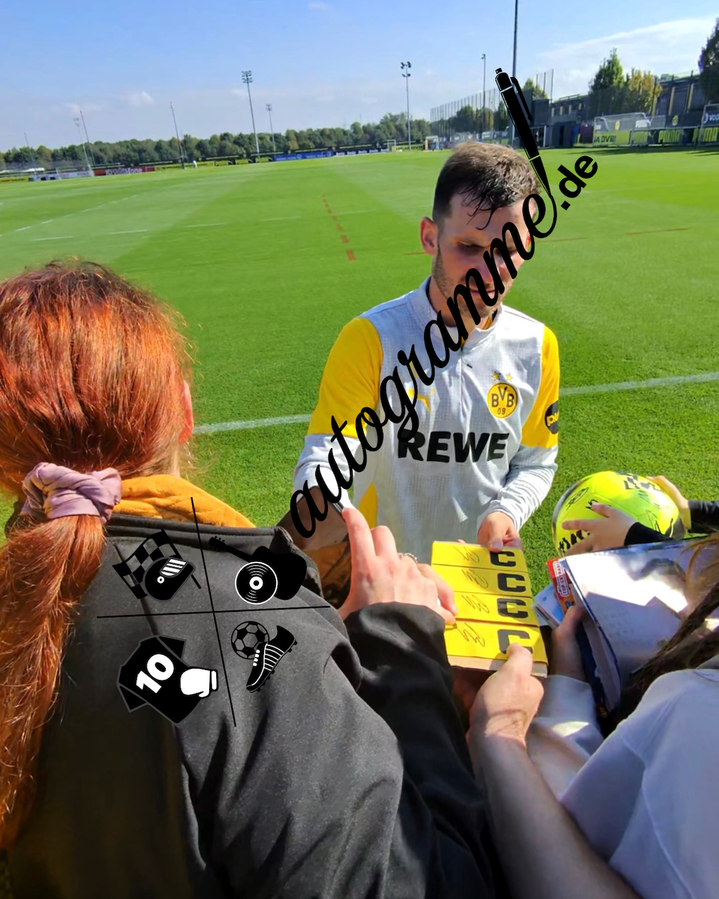 Kapitänsbinde Pascal Groß signiert im Rahmen Borussia Dortmund COA