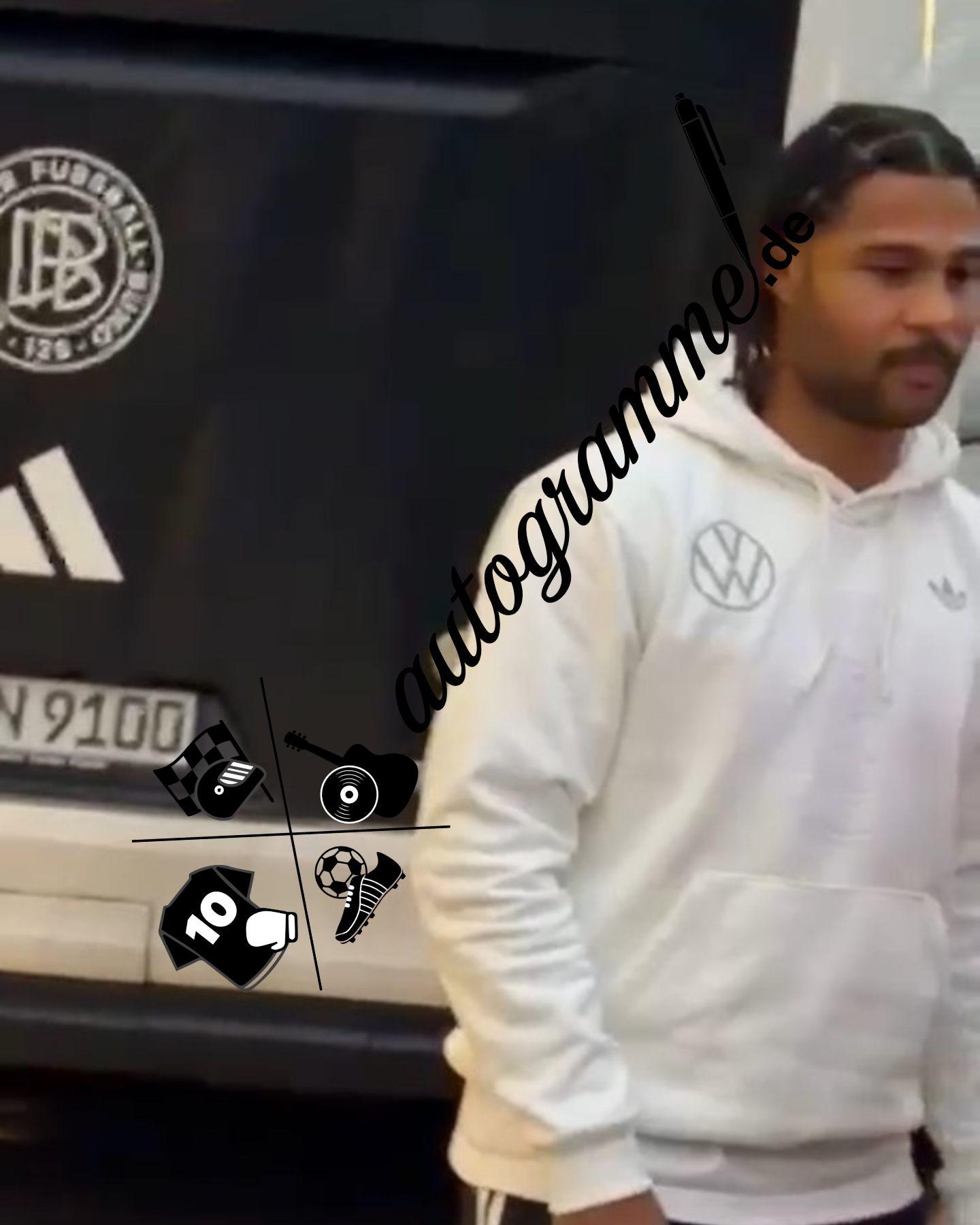 Bayern München Trikot Serge Gnabry signiert Autogramm Adidas COA M