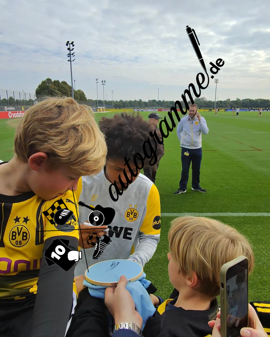 Camiseta de la DFB firmada por Karim Adeyemi. Certificado de autenticidad de Adidas. Nueva talla M.