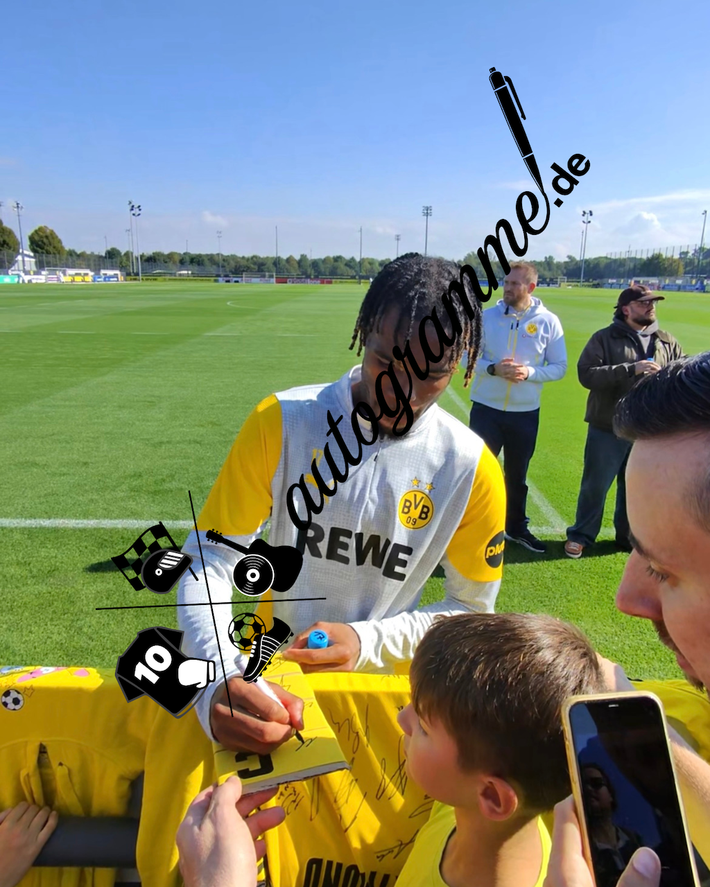 Kapitänsbinde Carney Chukwuemeka signiert im Rahmen Borussia Dortmund Autogramm