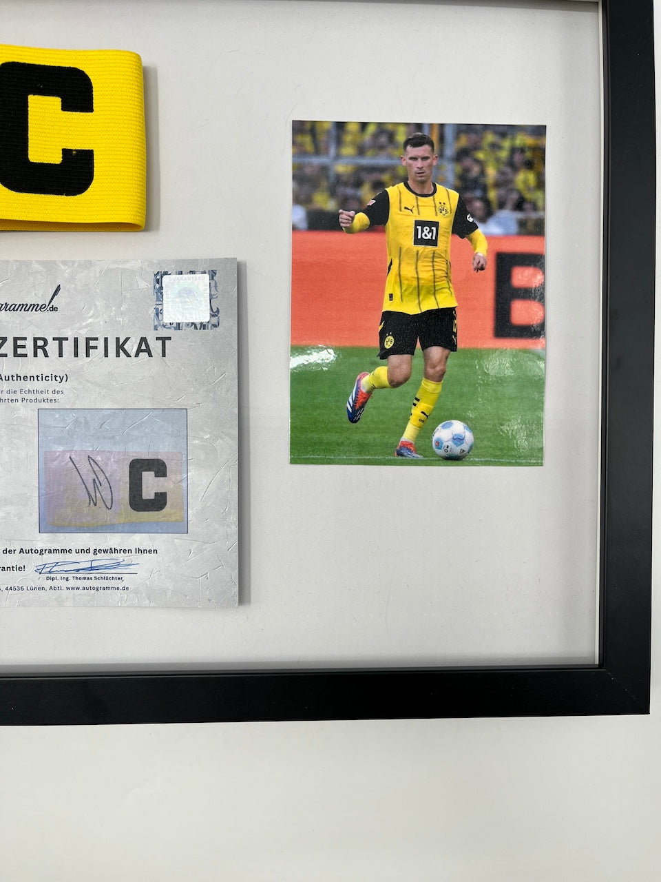 Kapitänsbinde Pascal Groß signiert im Rahmen Borussia Dortmund COA