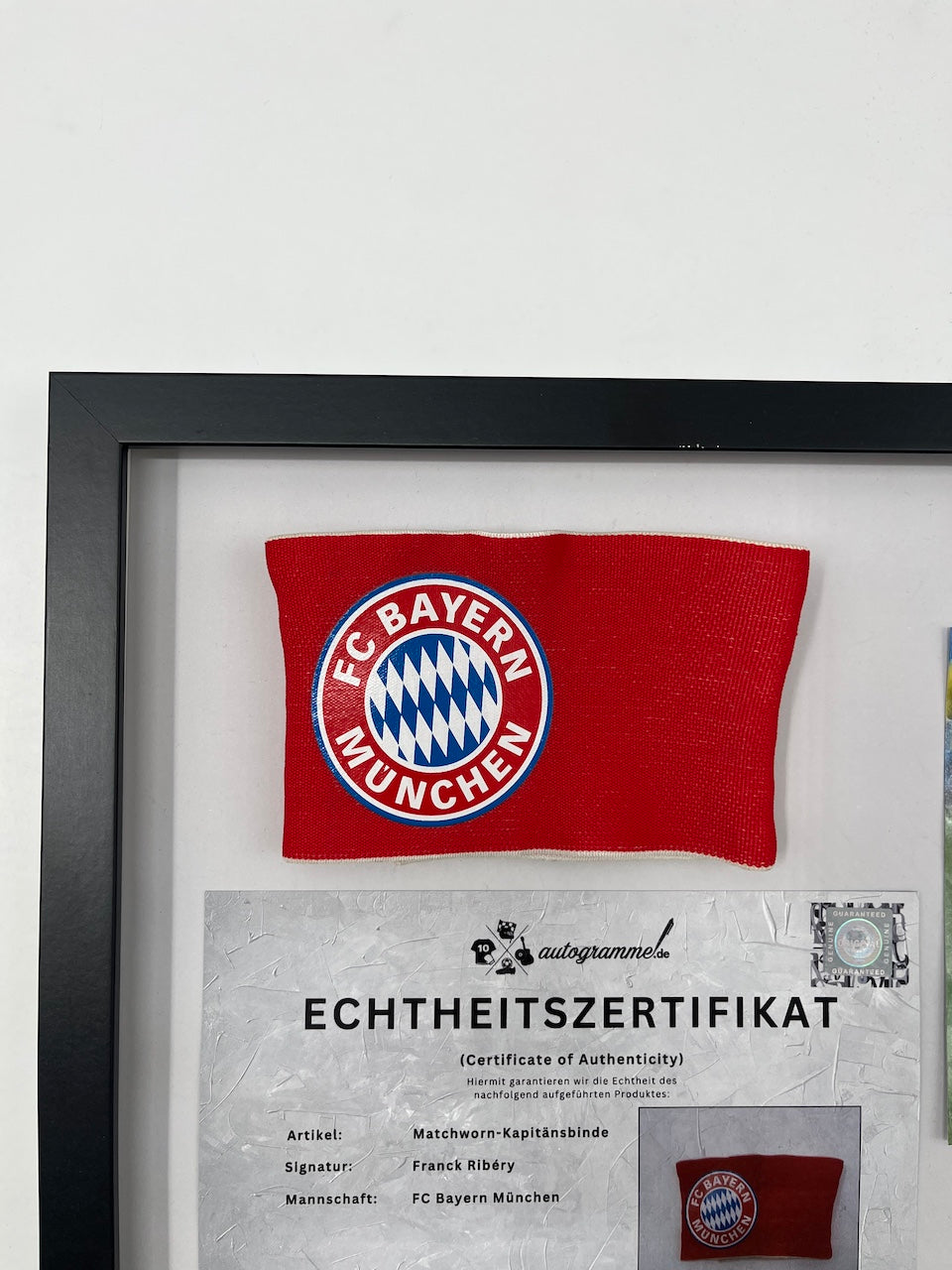 Matchworn Kapitänsbinde von Franck Ribery getragen im Rahmen Bayern München