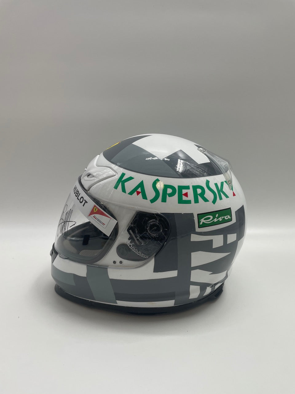 Sebastian Vettel Formula 1 helmet signature and certificate of authenticity 1: 1