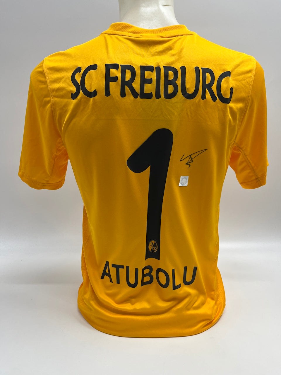 SC Freiburg goalkeeper jersey signed by Noah Atubolu, autographed by Nike S