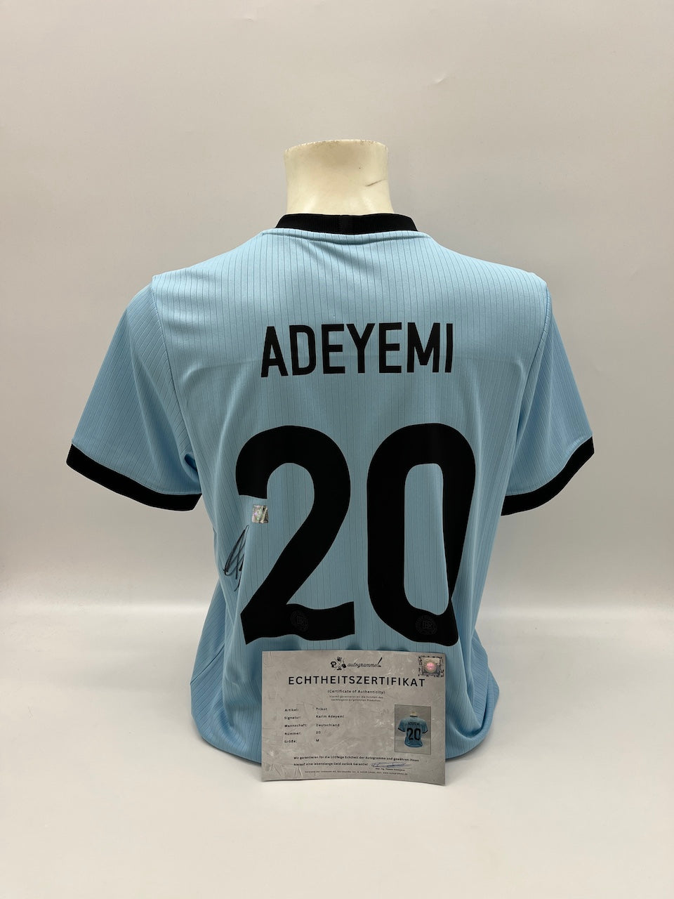 Camiseta de la DFB firmada por Karim Adeyemi. Certificado de autenticidad de Adidas. Nueva talla M.
