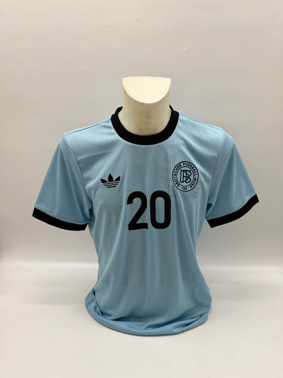 Camiseta de la DFB firmada por Karim Adeyemi. Certificado de autenticidad de Adidas. Nueva talla M.