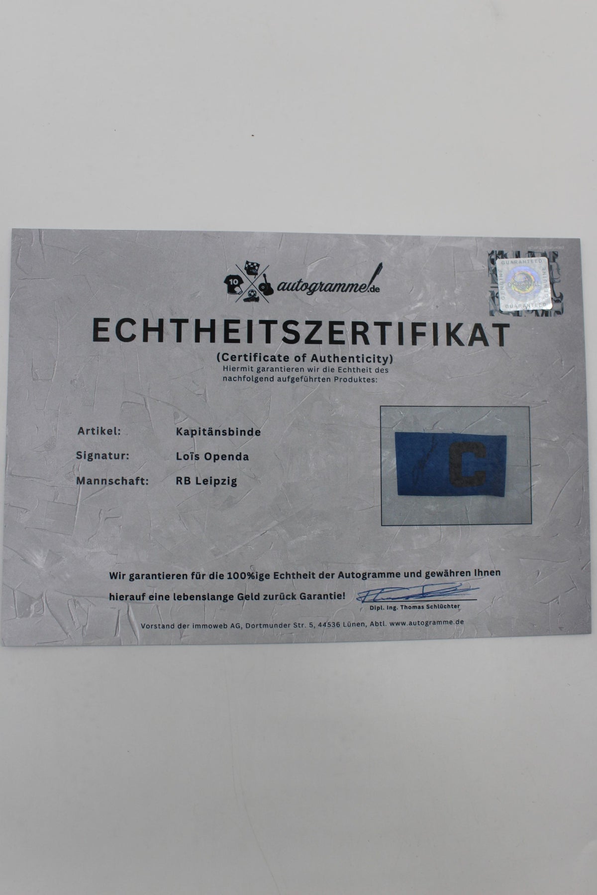 Kapitänsbinde Lois Openda signiert im Rahmen RB Leipzig Autogramm