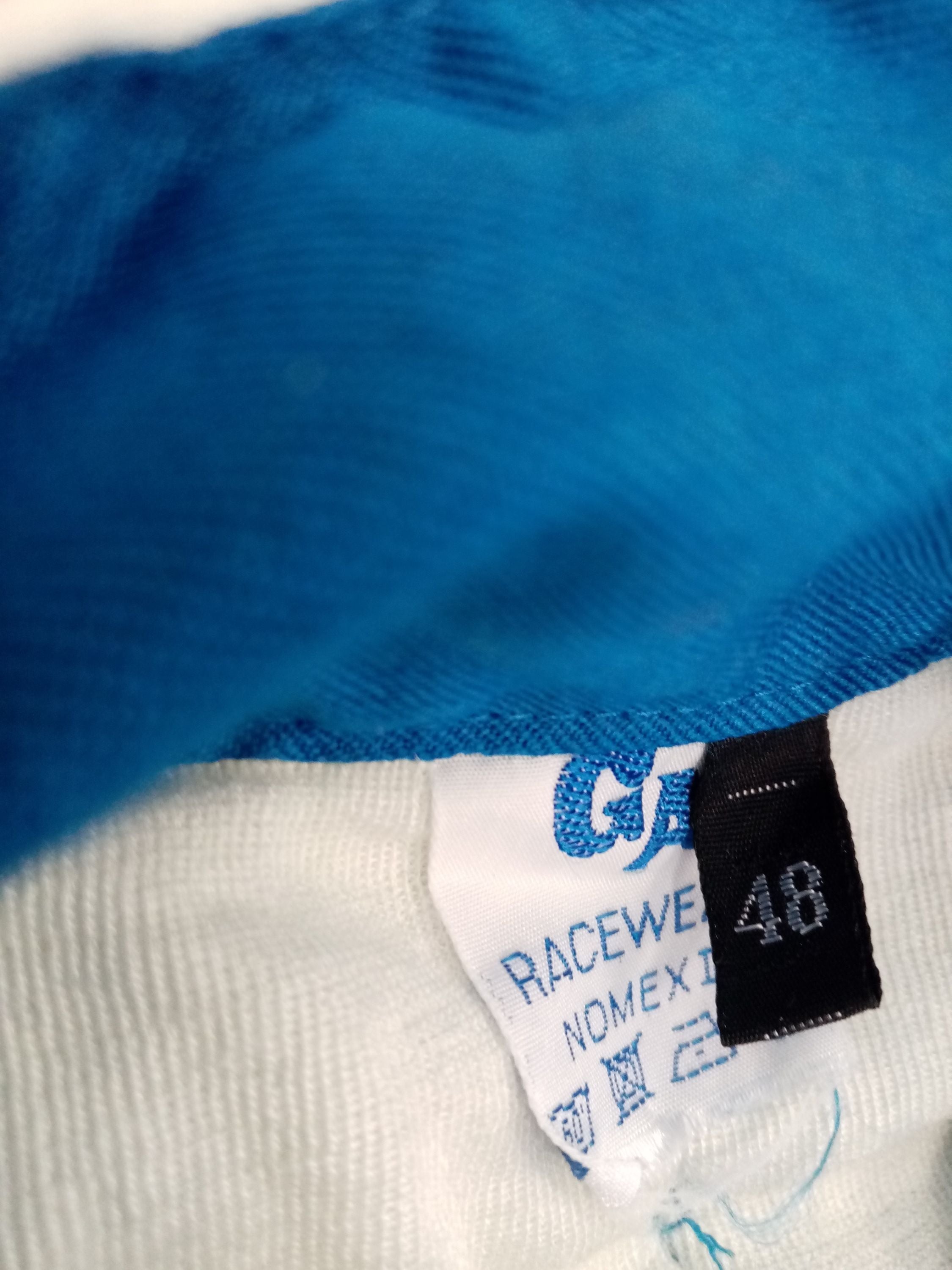 Rennoverall getragen von Sebastian Vettel