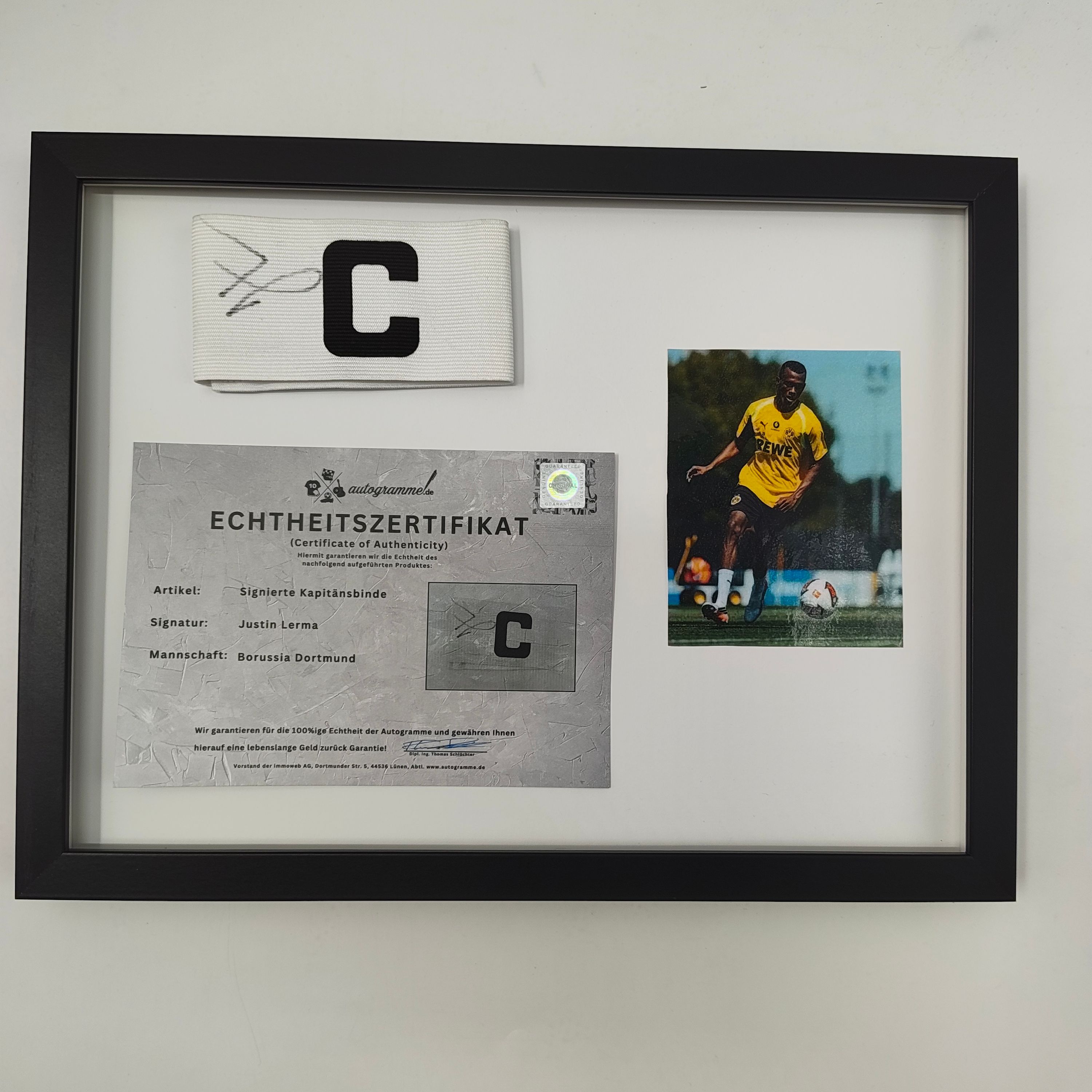 Kapitänsbinde Justin Lerma signiert im Rahmen Borussia Dortmund COA