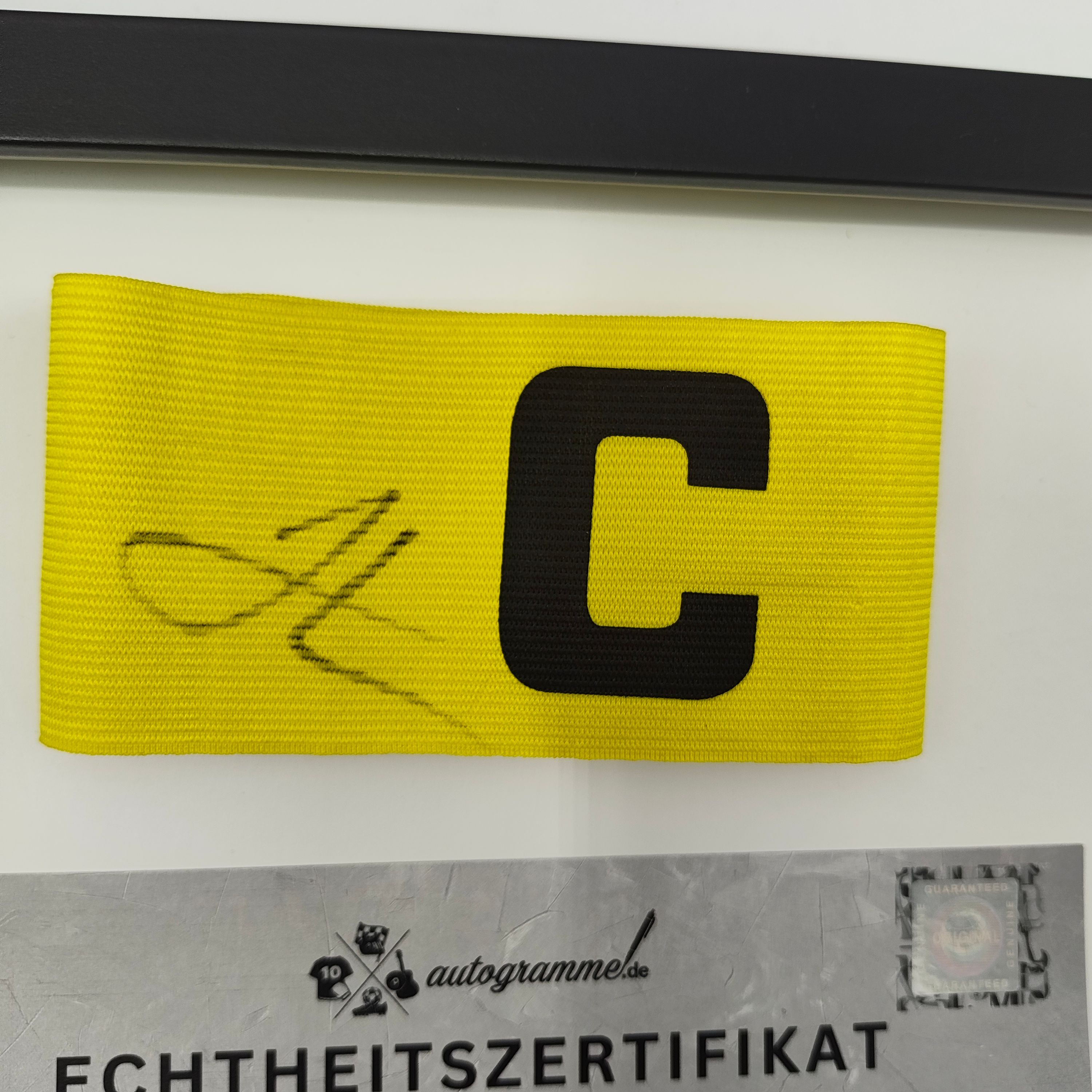 Kapitänsbinde Justin Lerma signiert im Rahmen Borussia Dortmund COA