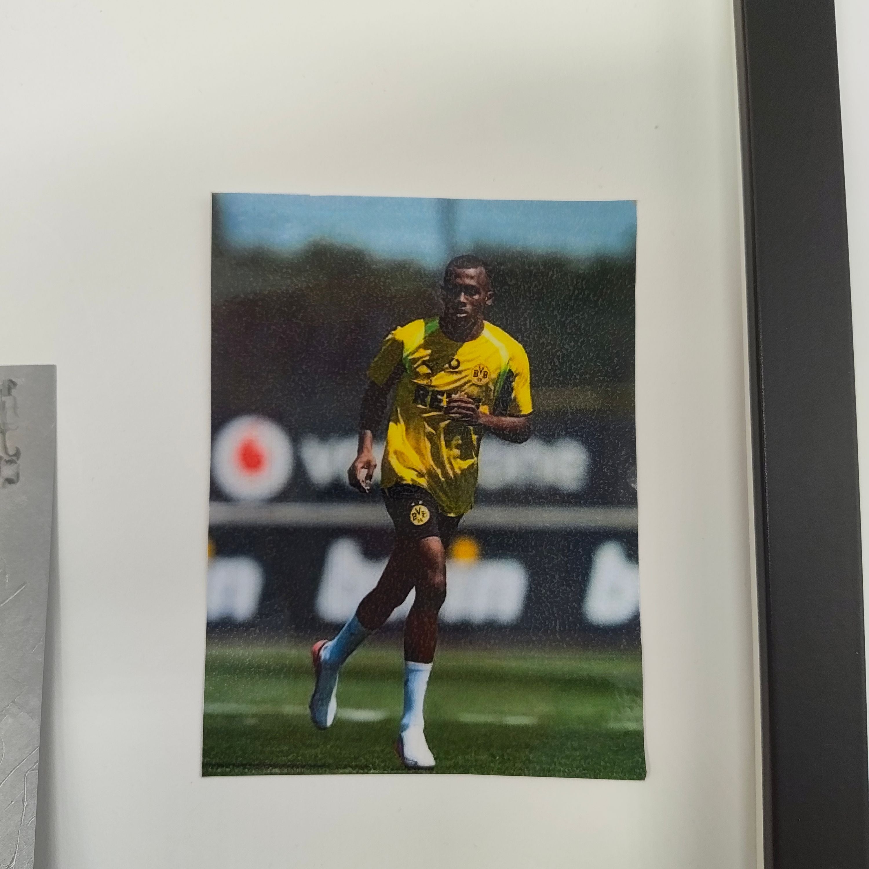 Kapitänsbinde Justin Lerma signiert im Rahmen Borussia Dortmund COA