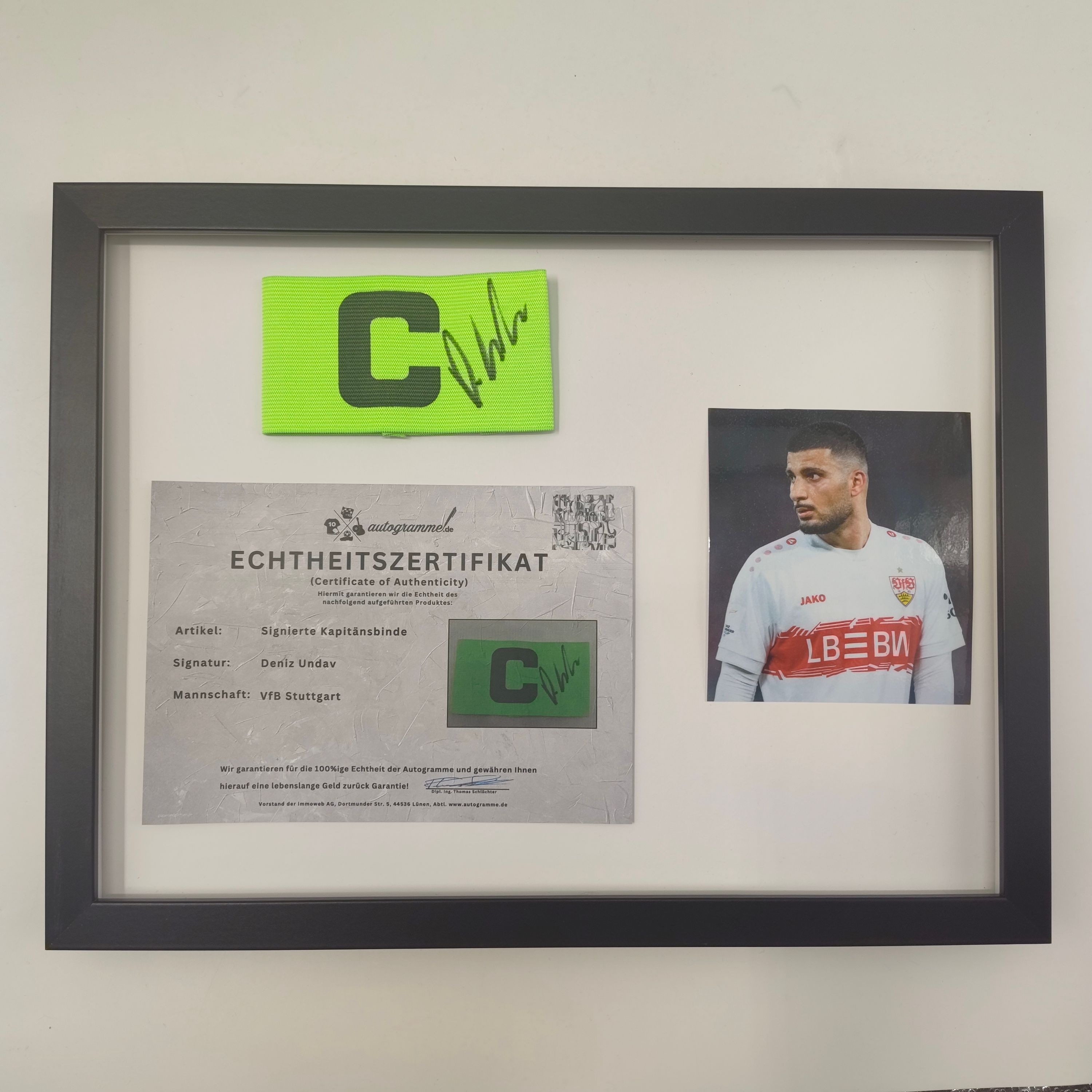 Kapitänsbinde Deniz Undav signiert im Rahmen VFB Stuttgart Fußball Autogramm