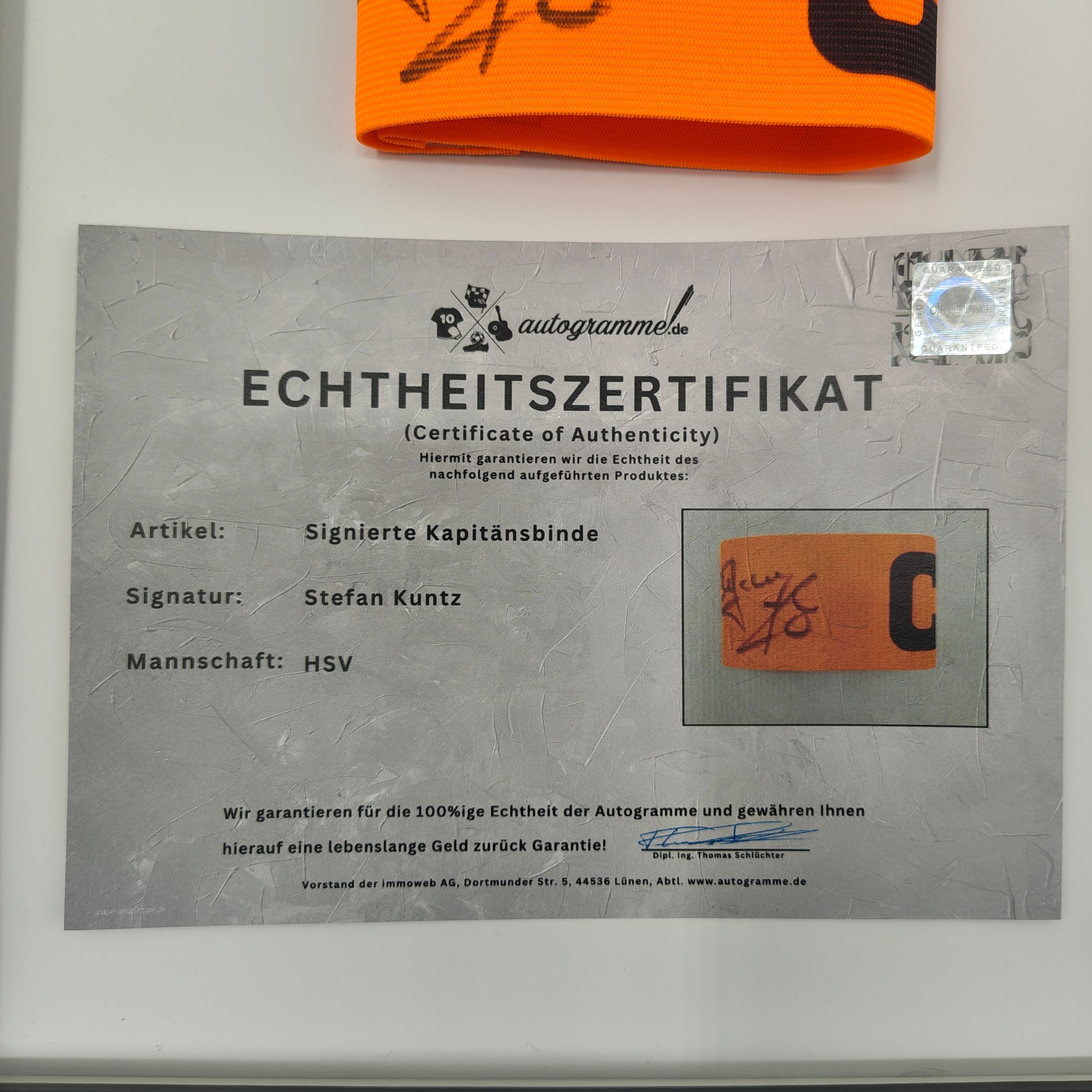 Kapitänsbinde Stefan Kuntz signiert im Rahmen HSV Autogramm COA Fußball