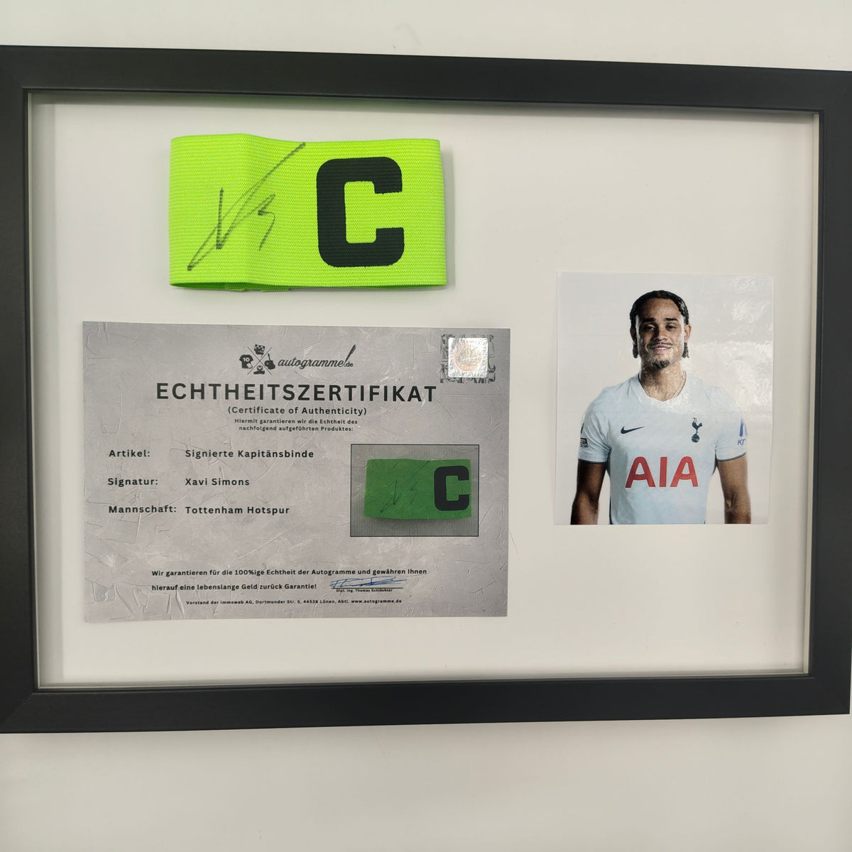 Kapitänsbinde Xavi Simons signiert im Rahmen Tottenham Hotspur