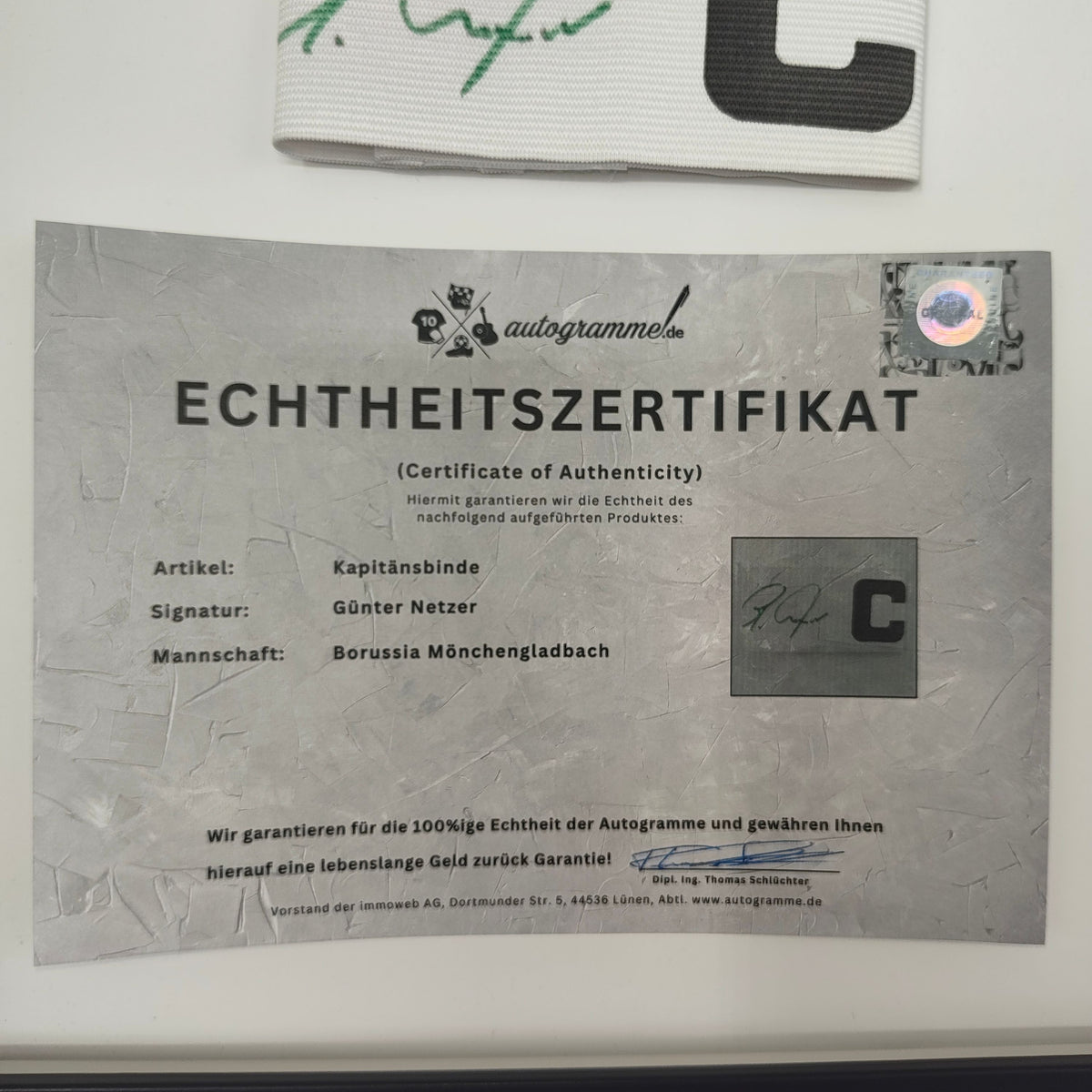 Kapitänsbinde Günter Netzer signiert im Rahmen Borussia Mönchengladbach