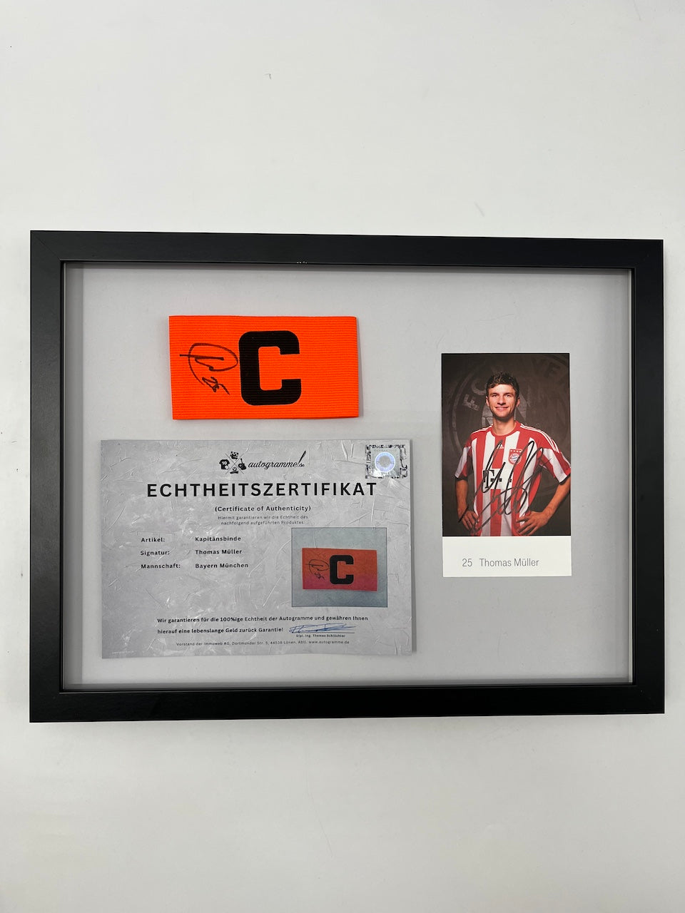 Kapitänsbinde Thomas Müller signiert im Rahmen Bayern München Autogramm