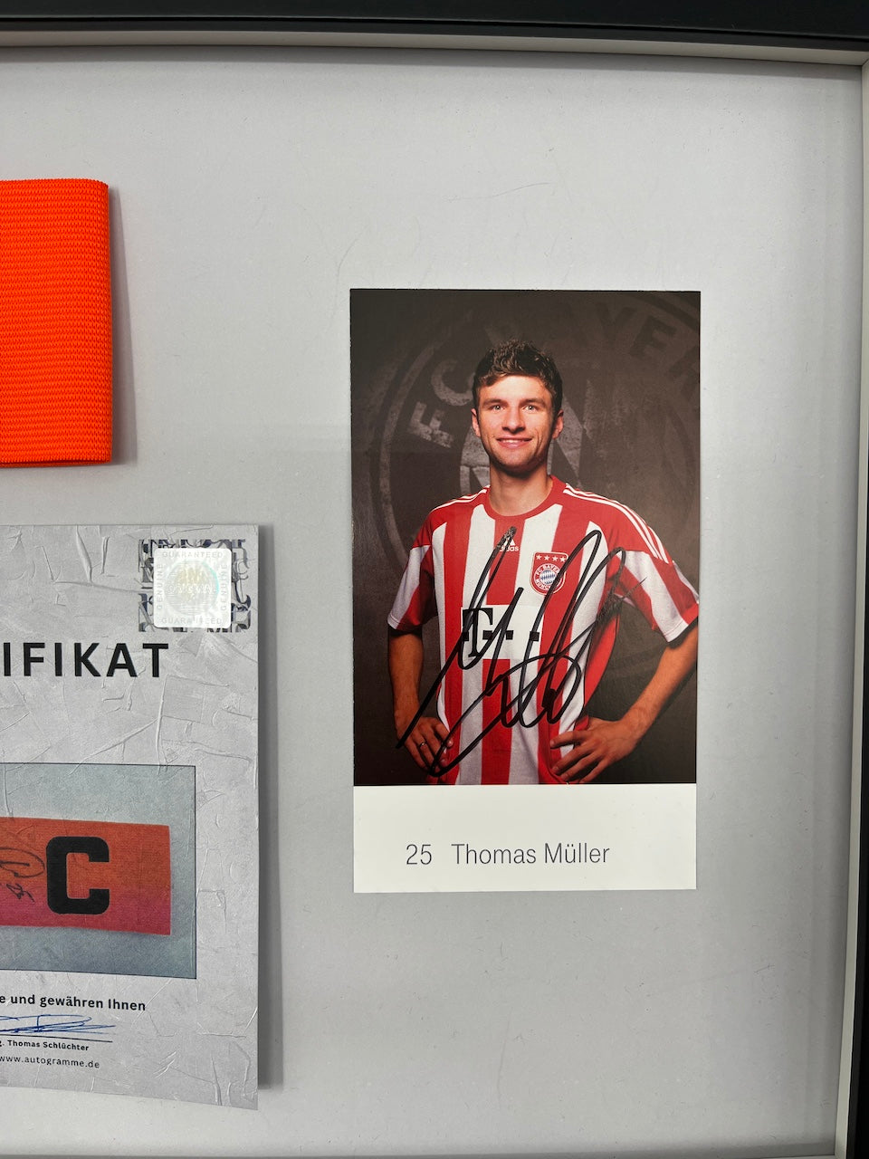Kapitänsbinde Thomas Müller signiert im Rahmen Bayern München Autogramm