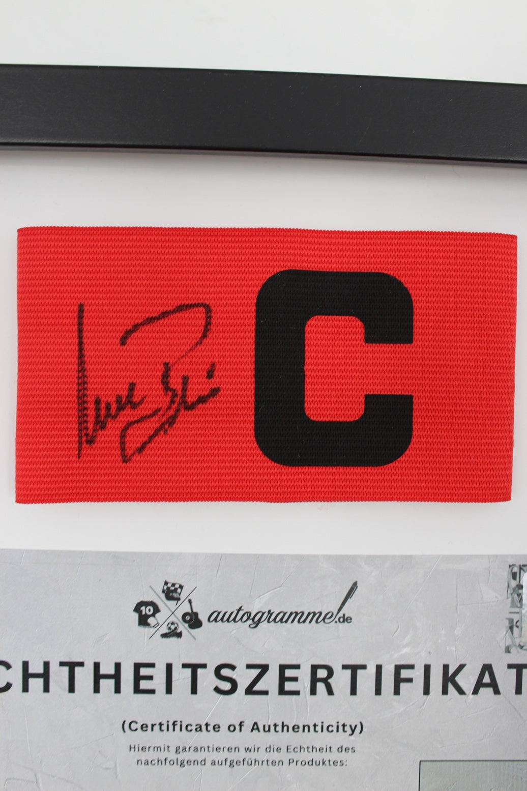 Kapitänsbinde Uwe Bein signiert im Rahmen COA Autogramm Eintracht Frankfurt