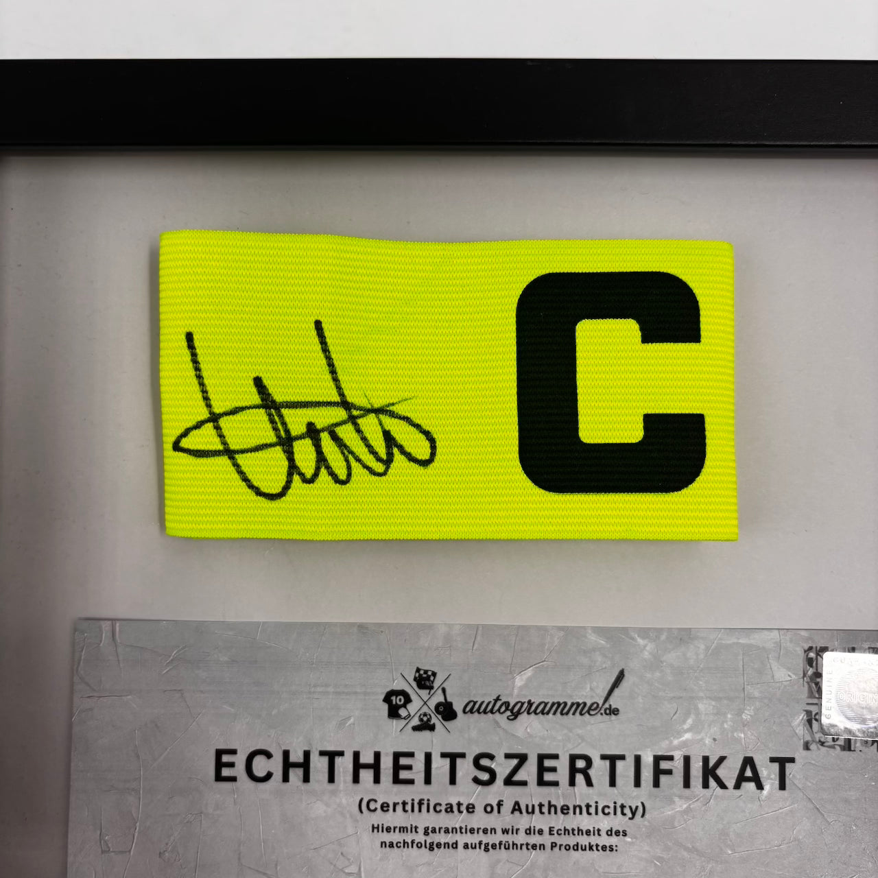 Kapitänsbinde Tim Kleindienst signiert im Rahmen Borussia Mönchengladbach COA