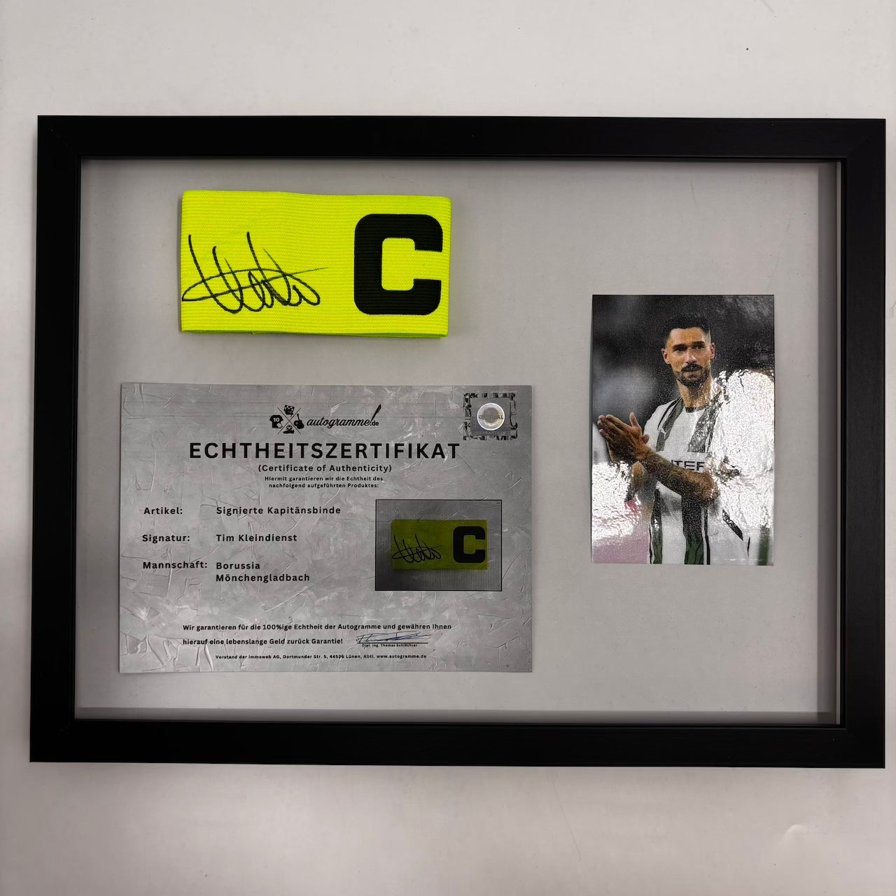 Kapitänsbinde Tim Kleindienst signiert im Rahmen Borussia Mönchengladbach