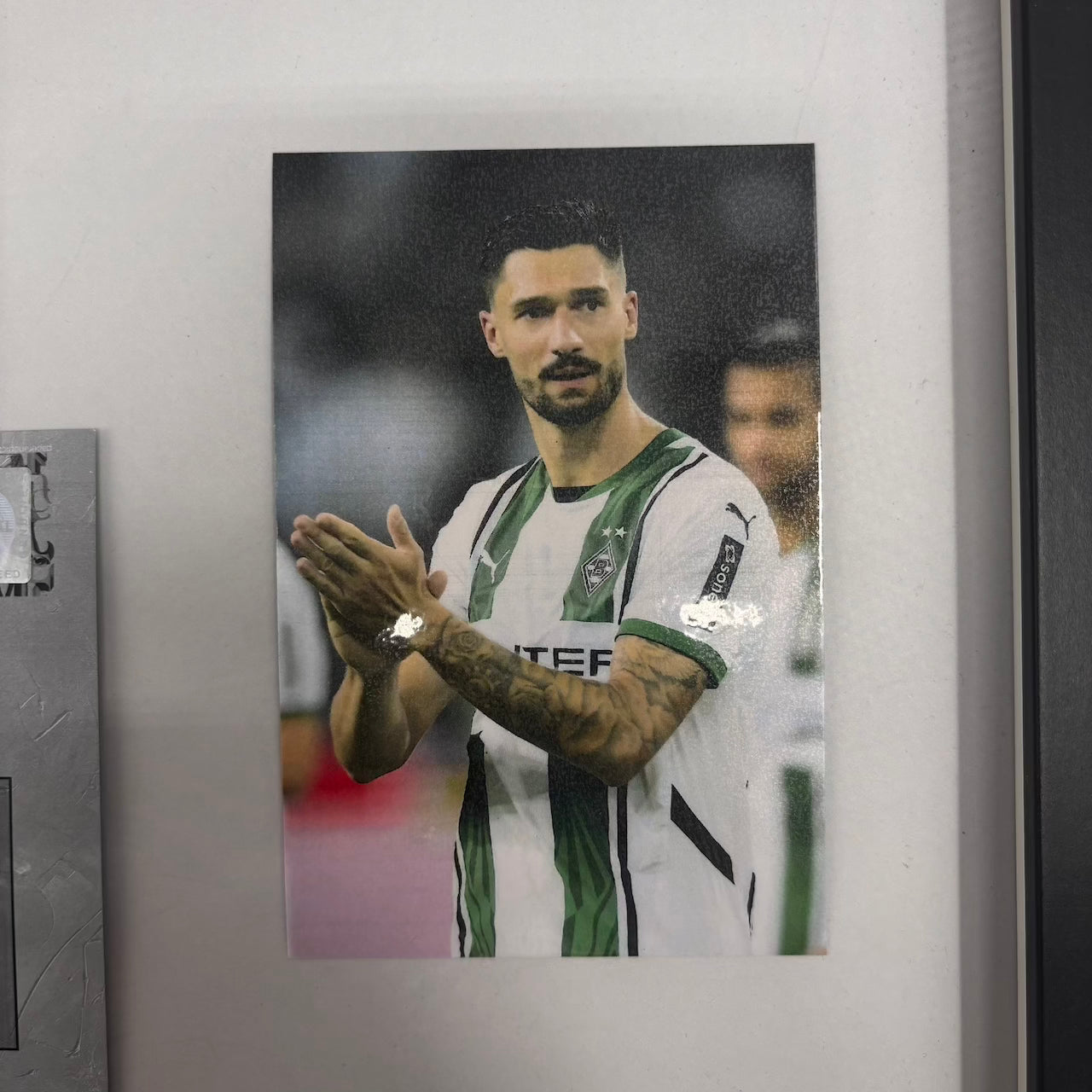 Kapitänsbinde Tim Kleindienst signiert im Rahmen Borussia Mönchengladbach
