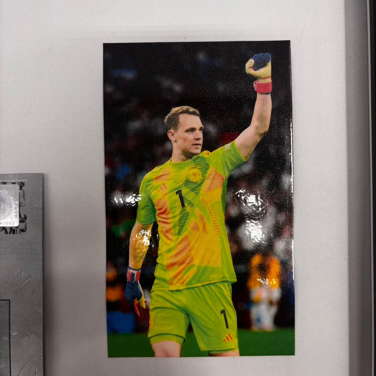 Kapitänsbinde Manuel Neuer signiert im Rahmen Deutschland Fußball Autogramm