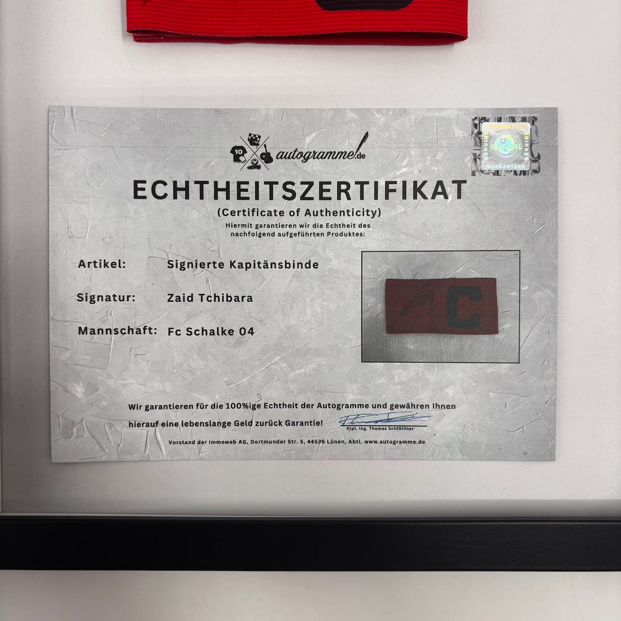 Kapitänsbinde Zaid Tchibara signiert im Rahmen Schalke 04 COA rot
