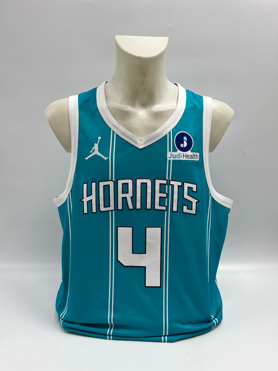 Matchworn Charlotte Hornets Trikot getragen + signiert von Sion James 23.12.2025