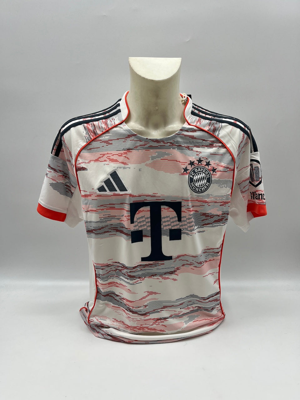 Bayern München Trikot Dayot Upamecano signiert Autogramm Adidas COA L