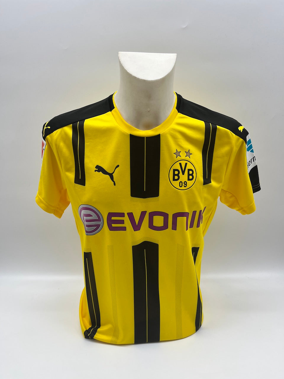 Match-worn Dortmund jersey set worn by Julian Weigl on October 29, 2016