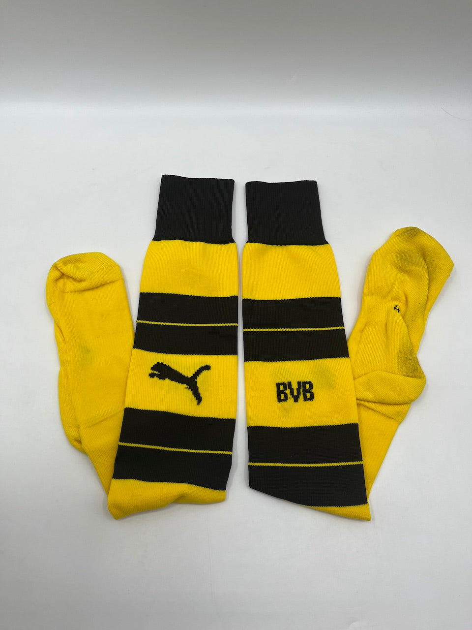 Match-worn Dortmund jersey set worn by Julian Weigl on October 29, 2016