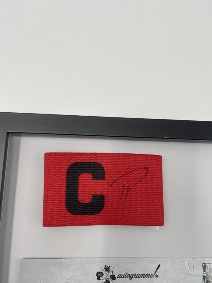 Kapitänsbinde Piero Hincapié signiert im Rahmen Bayer 04 Leverkusen Autogramm