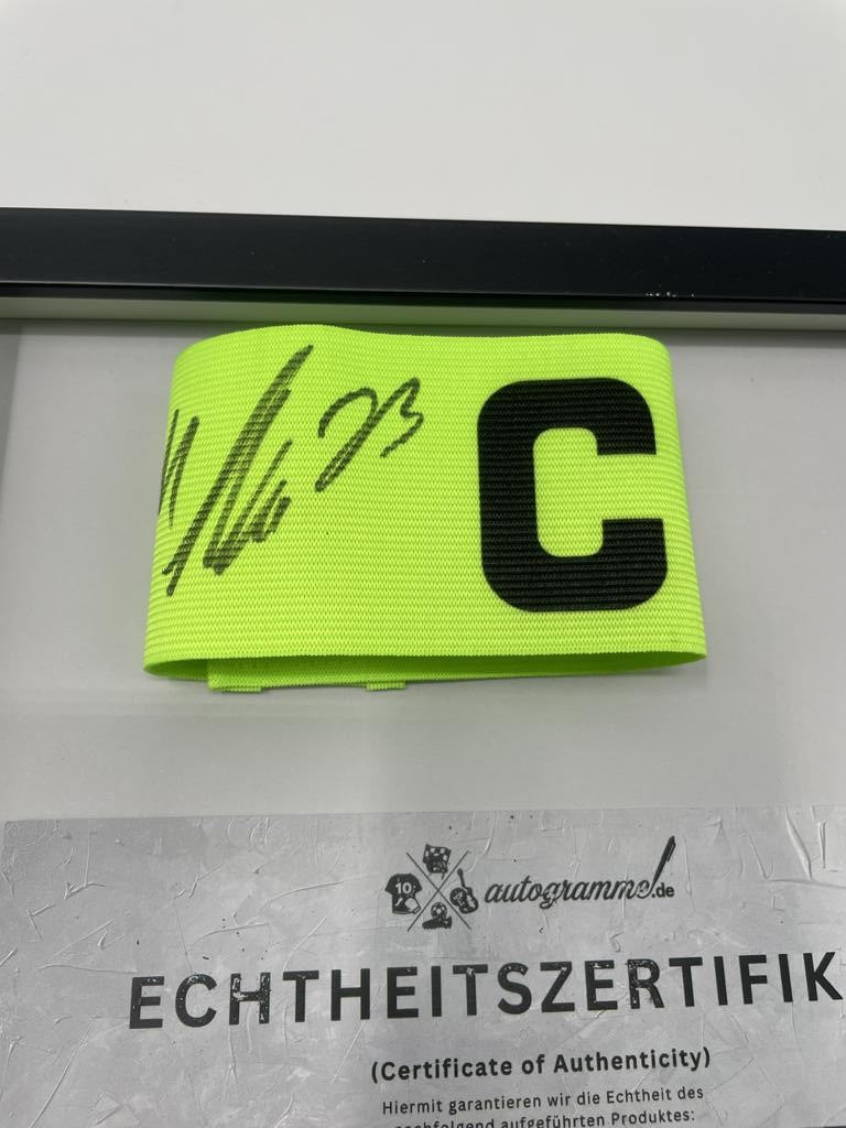 Kapitänsbinde Maximilian Arnold signiert im Rahmen Wolfsburg Autogramm COA