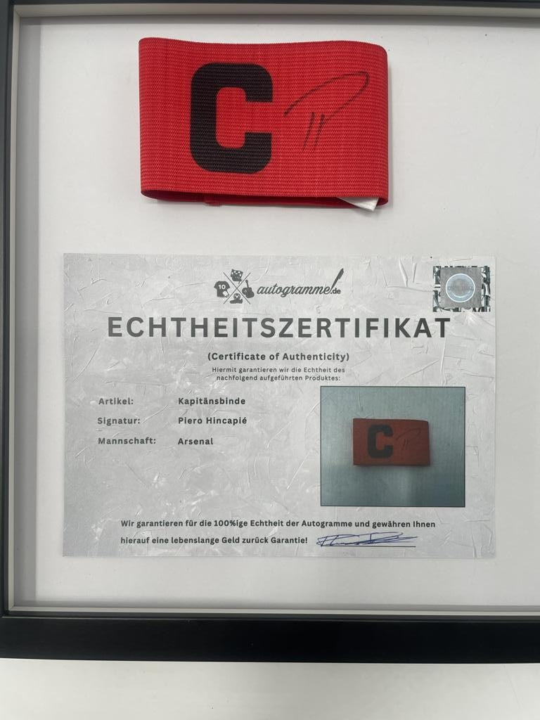 Kapitänsbinde Piero Hincapié signiert im Rahmen Bayer 04 Leverkusen Autogramm
