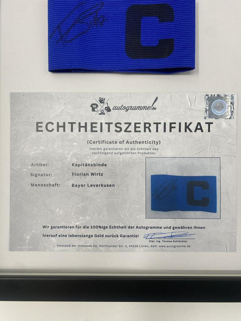 Kapitänsbinde Florian Wirtz signiert im Rahmen Bayer Leverkusen Autogramm