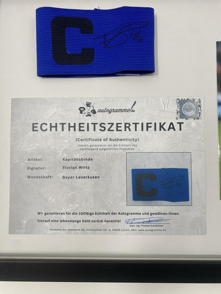 Kapitänsbinde Florian Wirtz signiert im Rahmen Bayer Leverkusen Autogramm