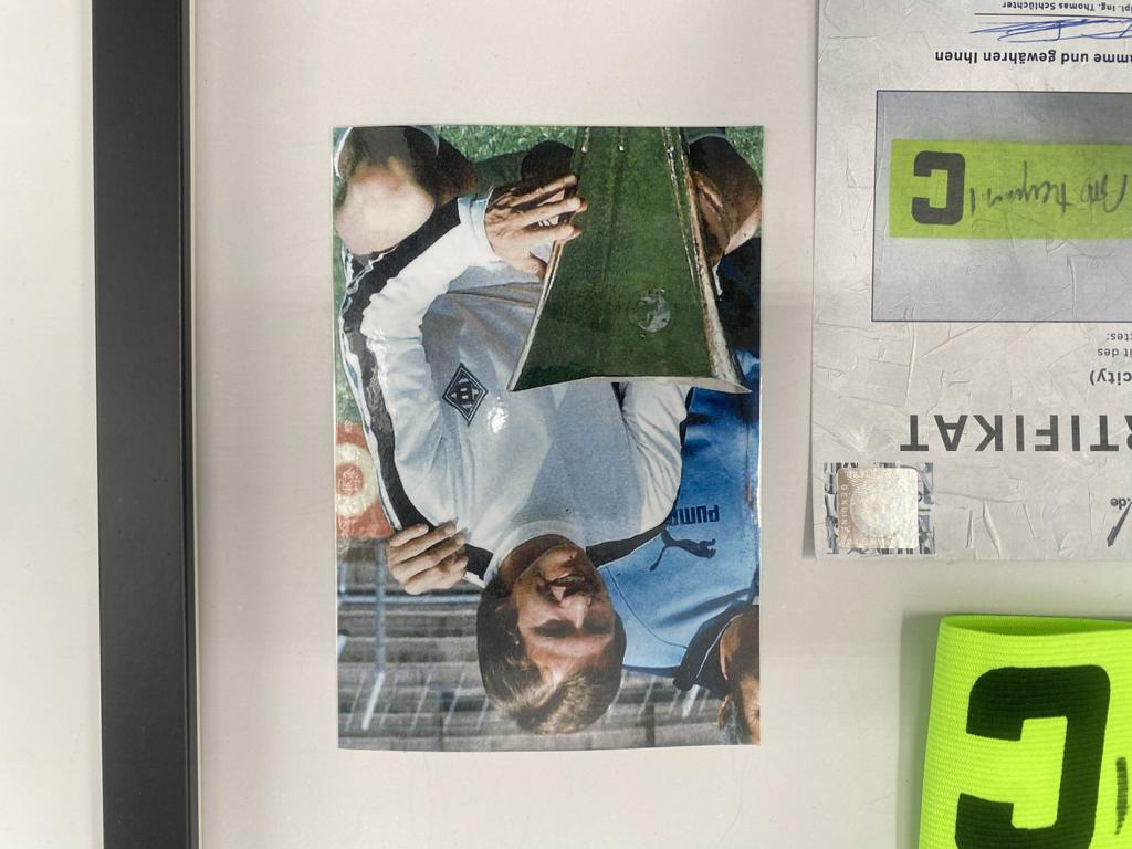 Kapitänsbinde Jupp Heynckes signiert im Rahmen Borussia Mönchengladbach Autogramm