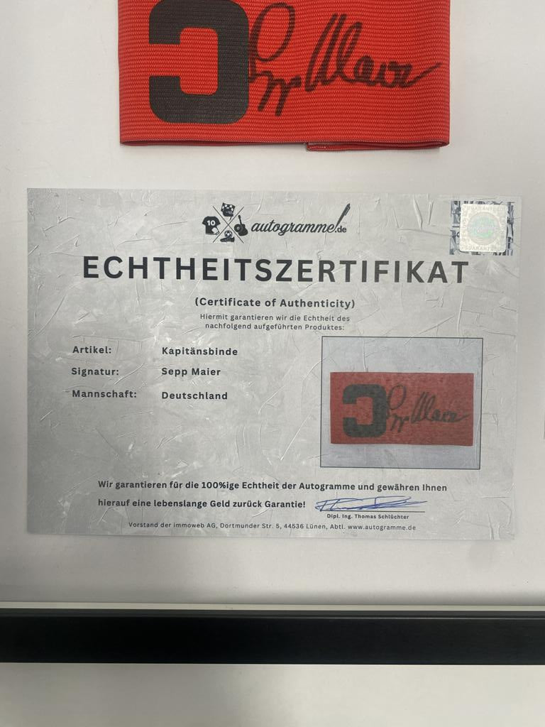 Kapitänsbinde Sepp Maier signiert im Rahmen DFB Fußball COA Autogramm
