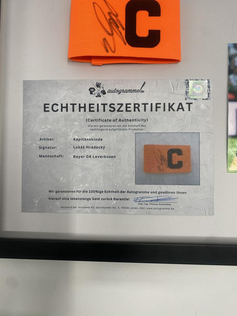 Kapitänsbinde Lukáš Hrádecký signiert im Rahmen Bayer 04 Leverkusen Autogramm