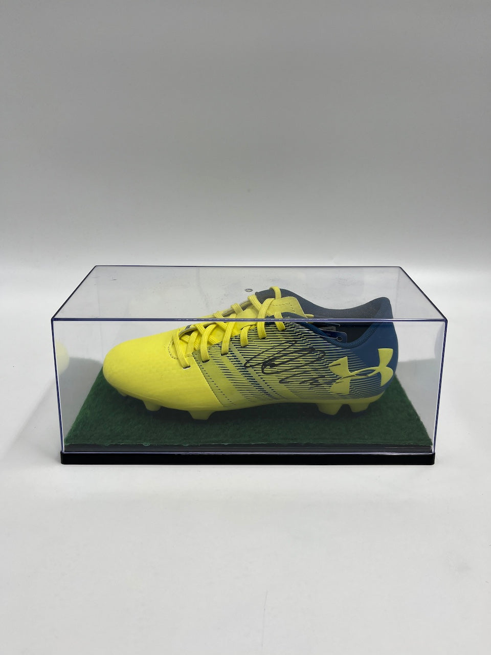 Fußballschuh Gregor Kobel signiert Fußball Autogramm Under Armour