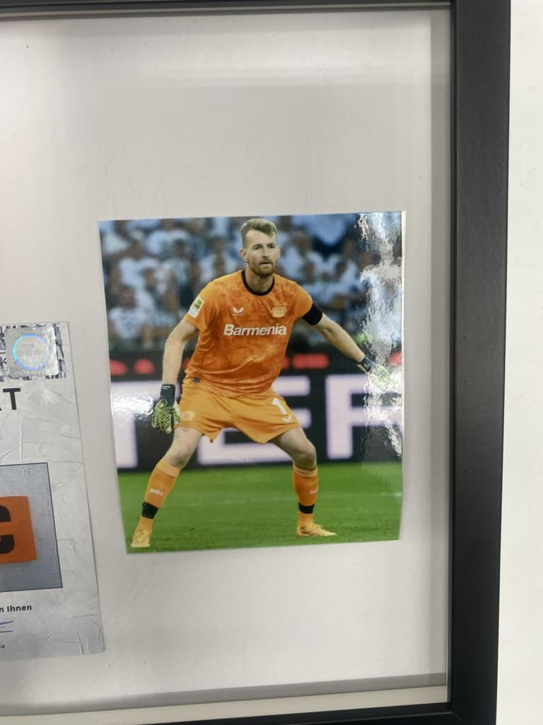 Kapitänsbinde Lukáš Hrádecký signiert im Rahmen Bayer 04 Leverkusen Autogramm