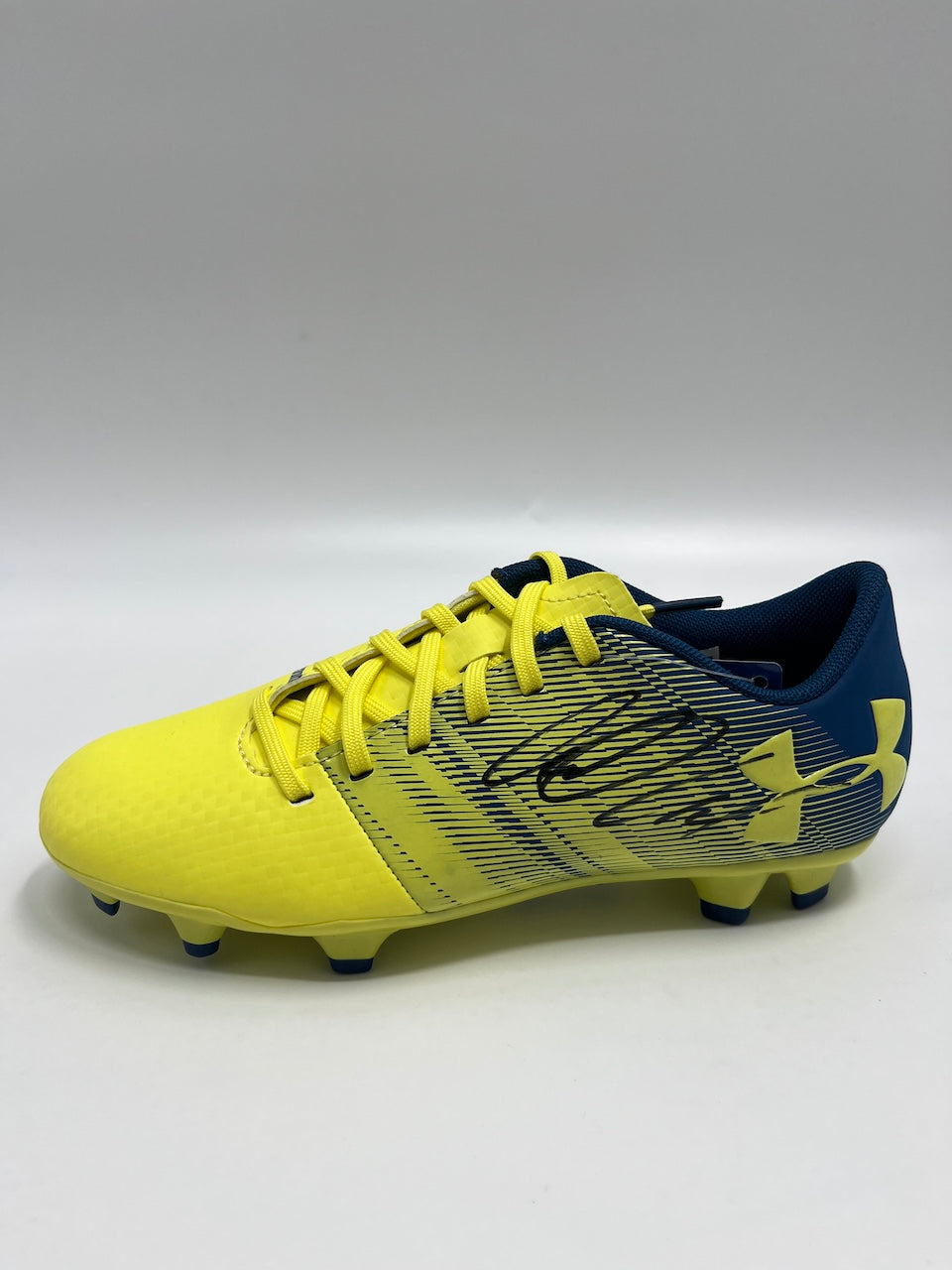 Fußballschuh Gregor Kobel signiert Fußball Autogramm Under Armour